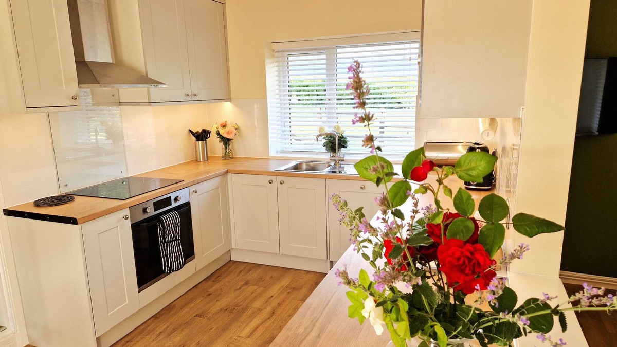 Ivinghoe Cottage | A three bedroom, two bathroom that sleeps 5 guests in 3 bedrooms