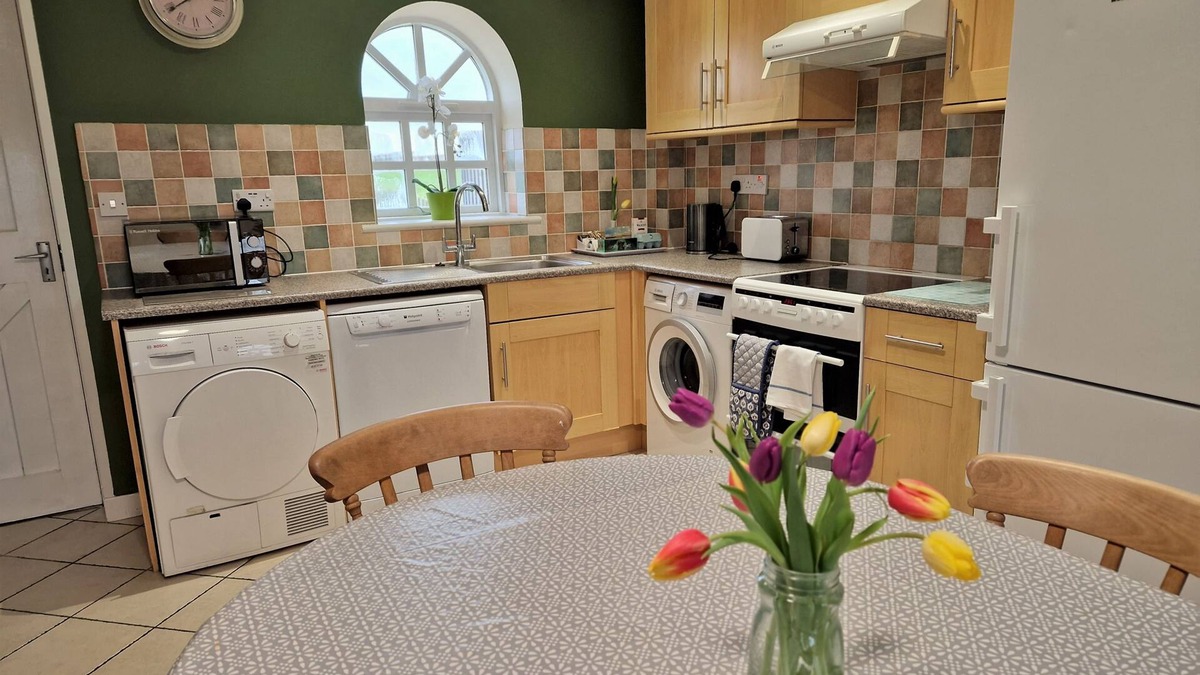 Ivinghoe Cottage | A three bedroom, two bathroom that sleeps 6 guests in 3 bedrooms