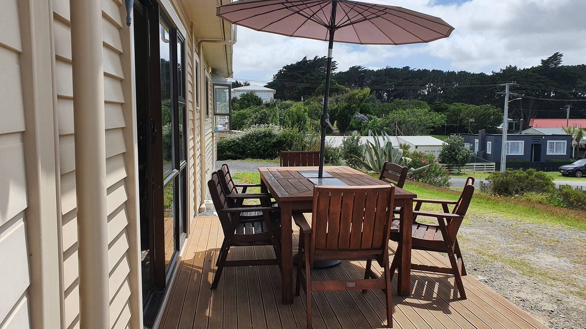 Foxton Beach House | A tidy treasure close to the beach! Enough space for the whole family.
