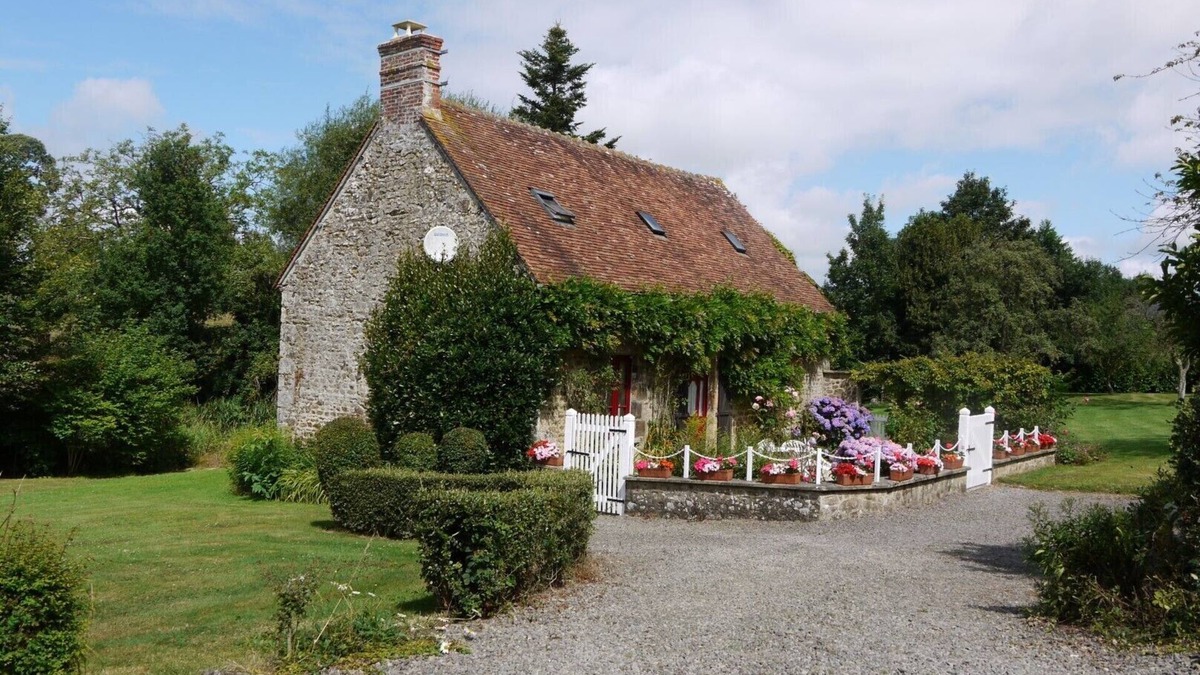 Juvigny-Val-d'Andaine Cottage | A traditional farmhouse in a tranquil rural setting. Sleeps 6 in 3 bedrooms.