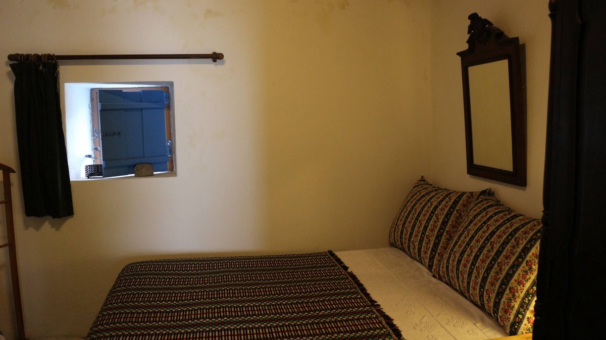 Vaiamonte House | a traditional house with many books and garden