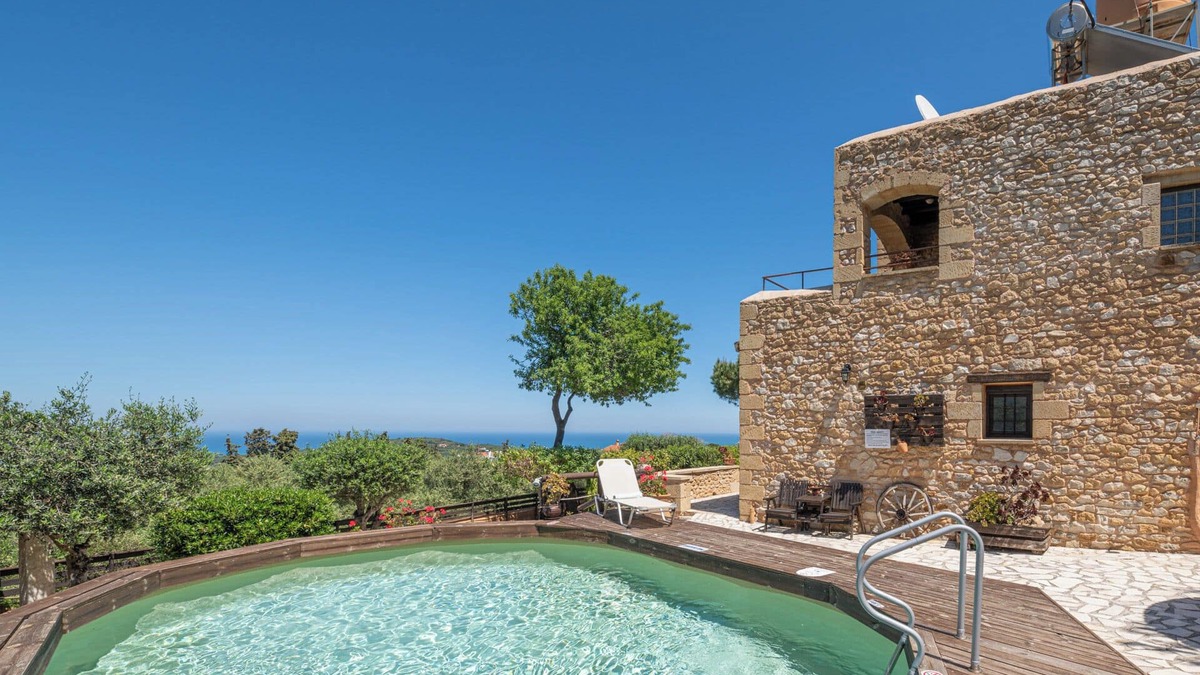 Xirokampi Villa | A traditional villa with marvellous sea and mountain view