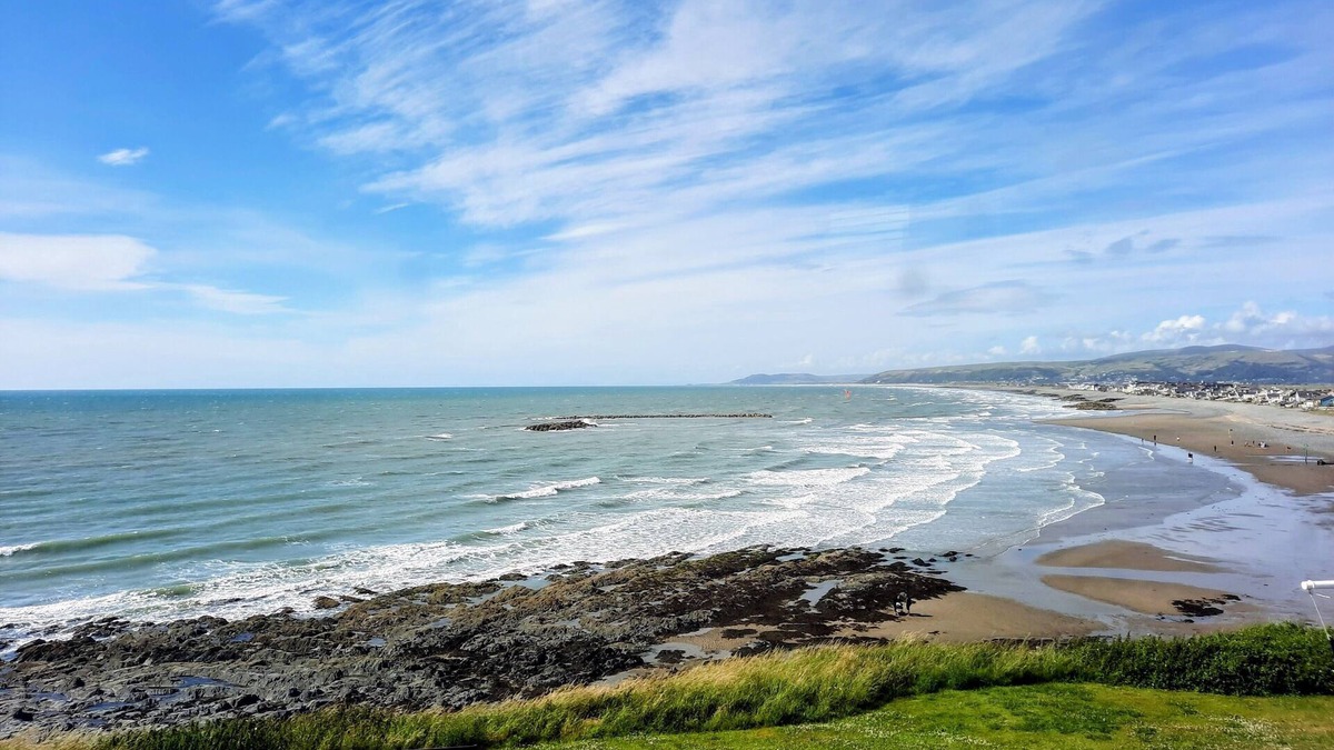 Borth House | A Tranquil haven with panaromic views.