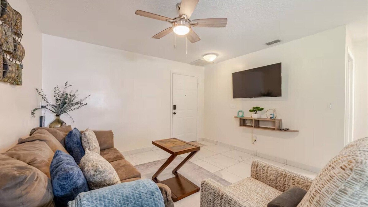 Deltona Lakes House | A Tranquil Hideaway in a peaceful, quiet Deltona neighborhood