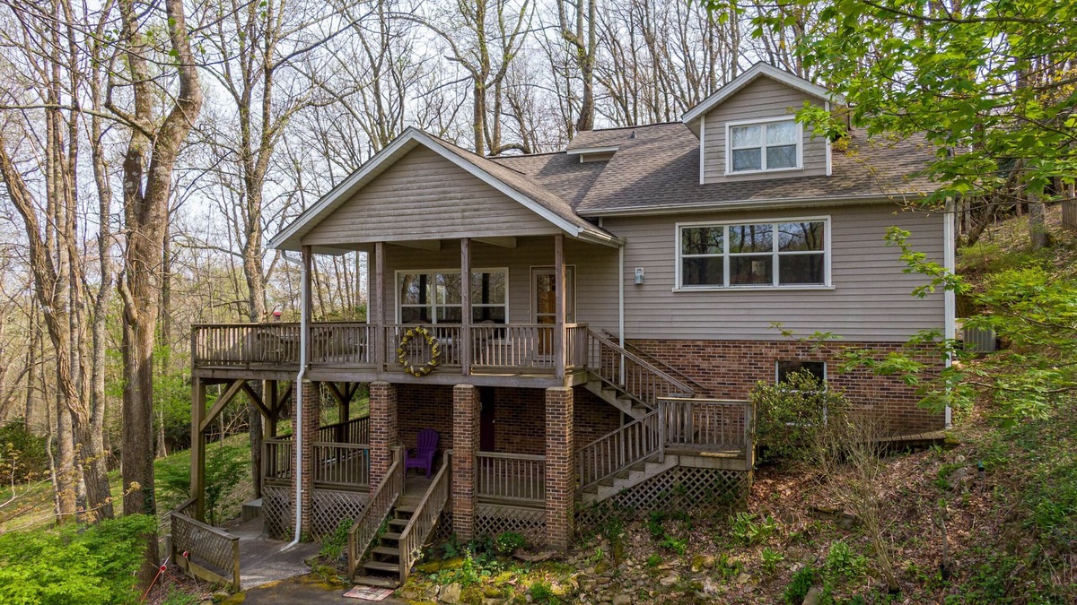 Blowing Rock House | A Treetop Escape close to Boone and Blowing Rock, large deck