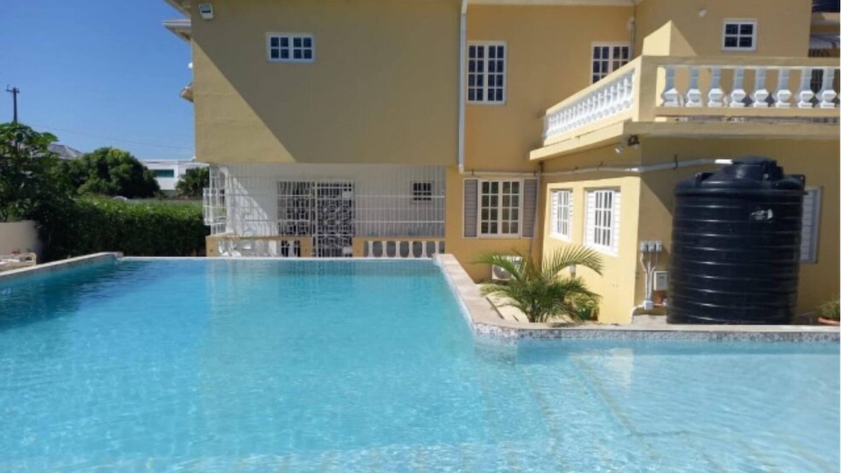 Whitehouse House | A Tropical Getaway