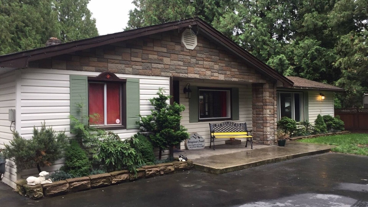 Hatzic House | A true lakefront retro cottage with a mountain view. Pet and kid friendly!