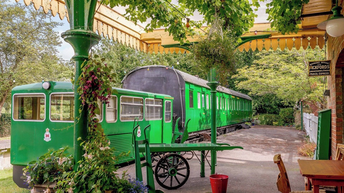 Stockbridge Cottage | A truly beautiful train conversion, a stone’s throw from the River Test.