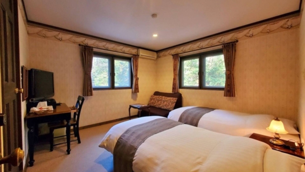 Fujikawaguchiko Hotel | A twin room with a stylish catfoot bathtub You /Minamitsurugun Yamanashi