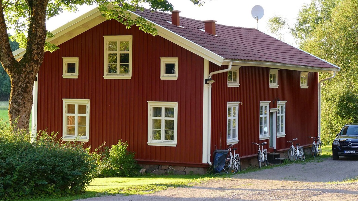 Svenljunga Municipality Cottage | A typical swedish timber house- red with white corners