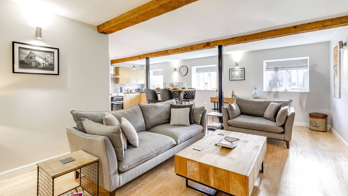 Ely Apartment | A unique 2 Bedroom Apartment with Cathedral views.