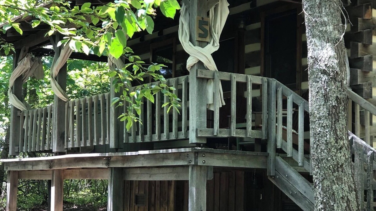 Piper Gap Cabin | A Unique Bed and Breakfast.Log Cabins, with Hot Tubs and Breakfast Delivered Each Morning :)