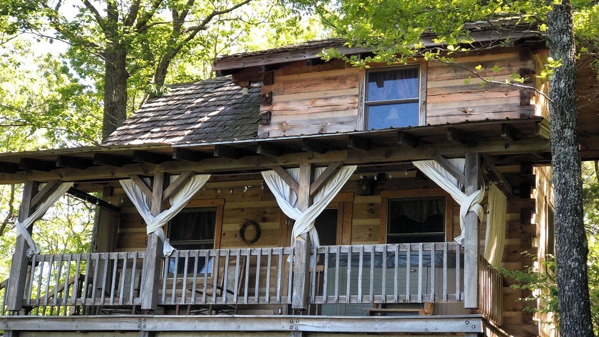 Piper Gap Cabin | A Unique Bed and Breakfast.Log Cabins, with Hot Tubs and Breakfast Delivered Each Morning :)