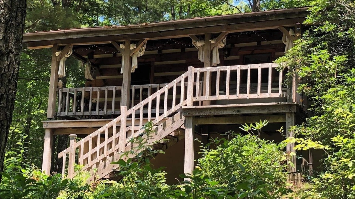 Piper Gap Cabin | A Unique Bed and Breakfast.Log Cabins, with Hot Tubs and Breakfast Delivered Each Morning :)