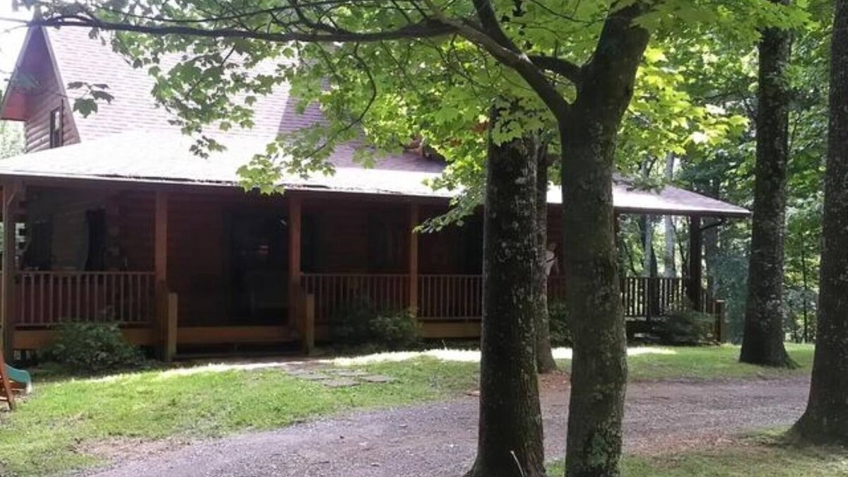 Old Town Cabin | A Unique Bed and Breakfast.Log Cabins, with Hot Tubs and Breakfast Delivered Each Morning :)