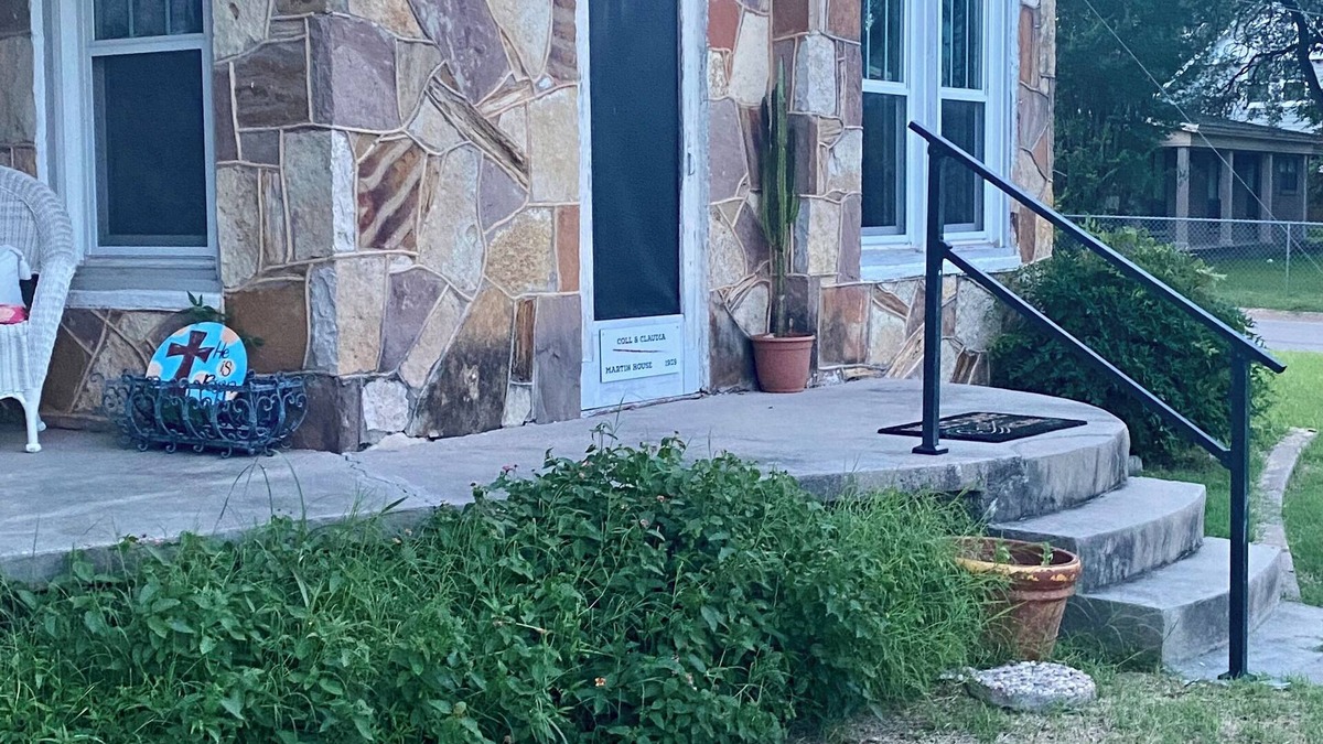Glen Rose Cottage | A unique Charming 2-bedroom cottage in Glen Rose. A minimum 2 nights.