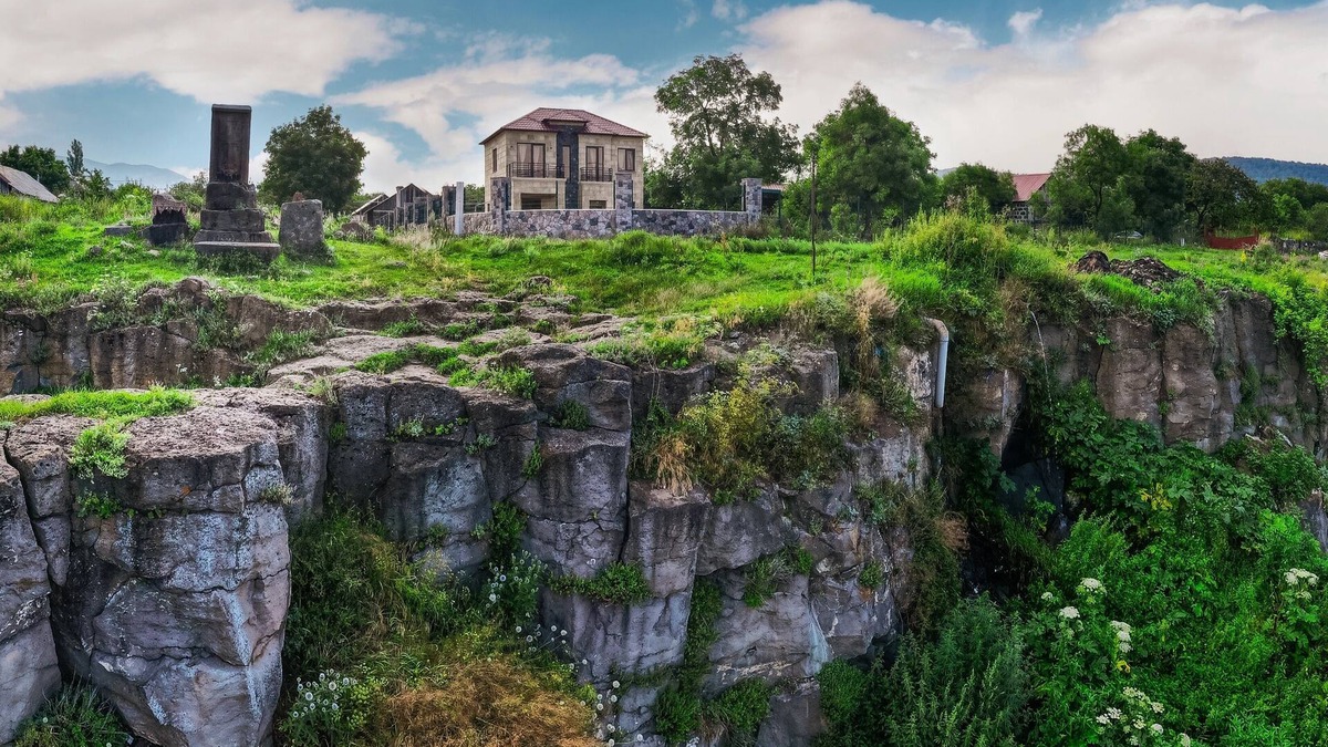 Dsegh House | A unique family guesthouse featuring stunning gorge views & modern amenities