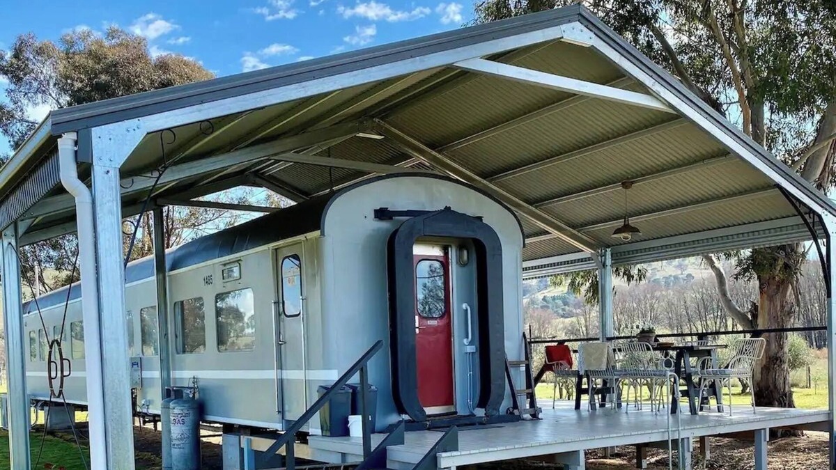 Perthville House | A unique sleeper train carriage near Bathurst that's off the rails!n