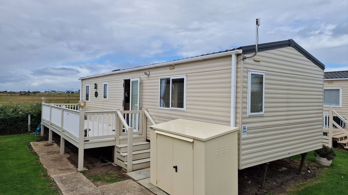 Seasalter House | A View Over the Field - Sandy Way (D/F)