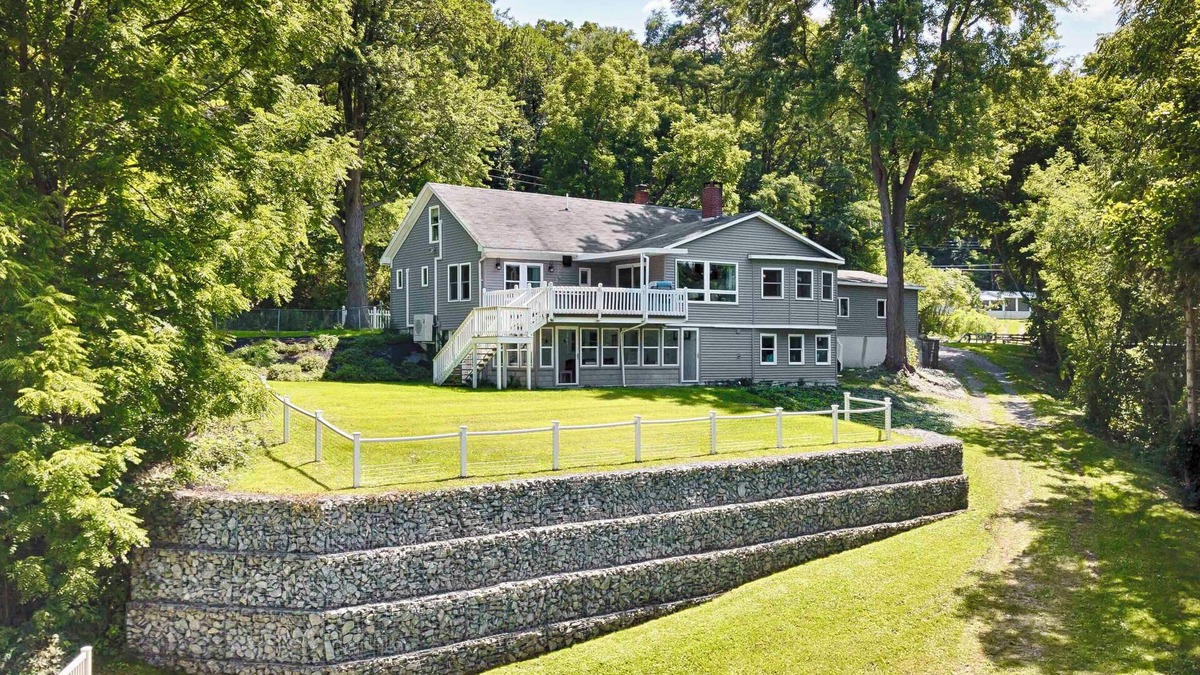 Valois House | A Wave From It All: Keuka Lake + Close to Wineries