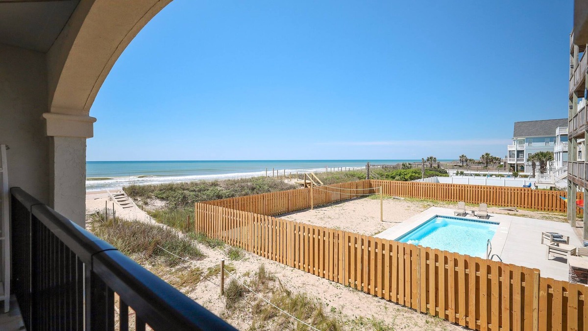 North Topsail Beach Condo | A Wave From It All: Luxe 1BR at Villa Capriani