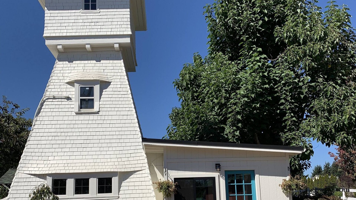 Oregon City House | A welcoming 1905 watertower on a beautiful flower farm with a hot tub