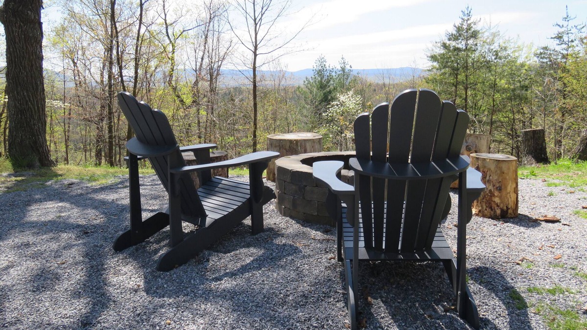 Broadway Cabin | A WELL-APPOINTED CABIN, RURAL RELAXATION, FIREPIT!