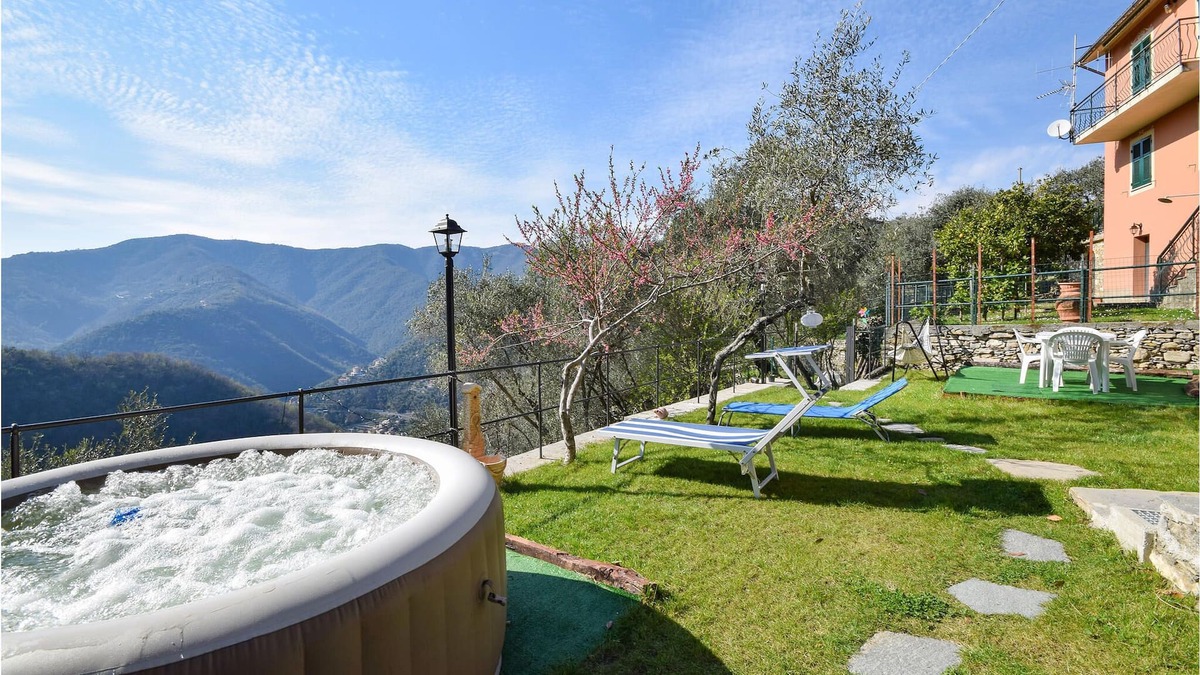 Vescina House | A well laid out vacation home with authentic furnishings and good facilities, near Recco.