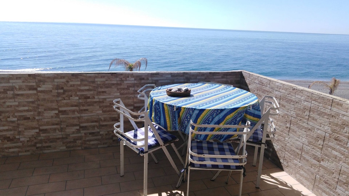 Roccalumera House | A WINDOW ON THE SEA