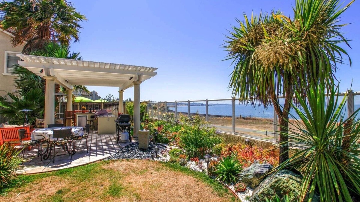 Hercules Apartment | A wonderful newly renovated apartment located in our waterfront home.