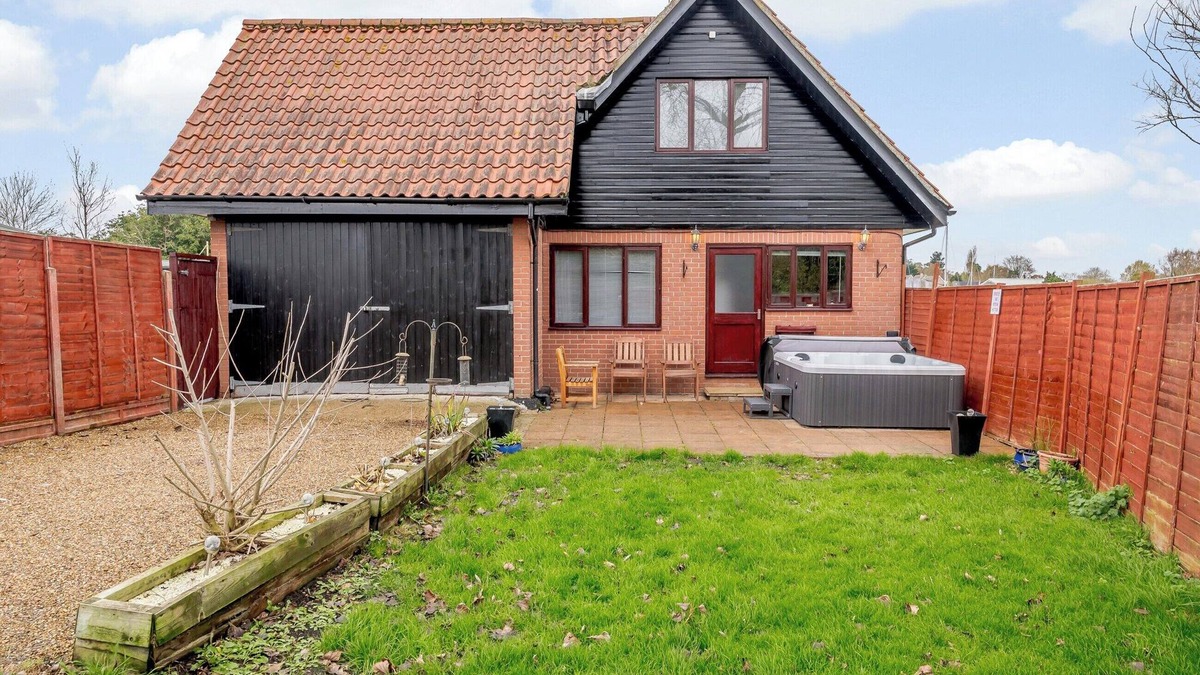 Loddon Cottage | A wonderful riverside setting, and easy walking distance to shops and cafés.