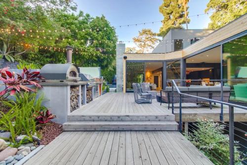 Fire Mountain House | A Zen Paradise - WIth Hot Tub and Pizza Oven