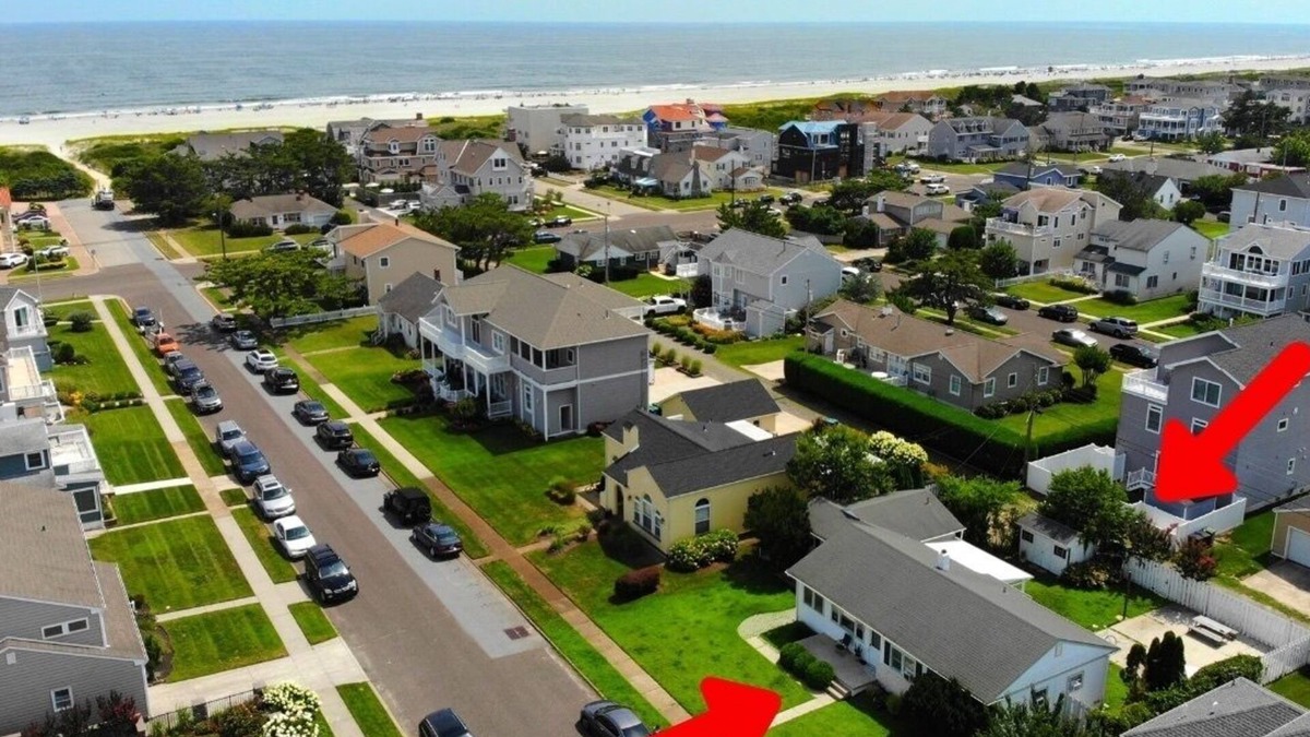 A-Zone House | A Zone Beach House PETS ALLOWED close to Hotel, DowntownnFenced in back yard