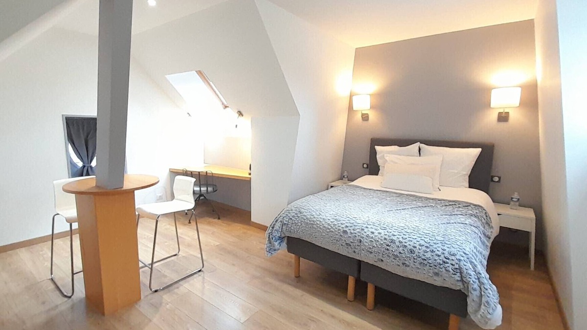 Villers-les-Ormes Bed & Breakfast | A1: double room at the Treuillaud estate with swimming pool