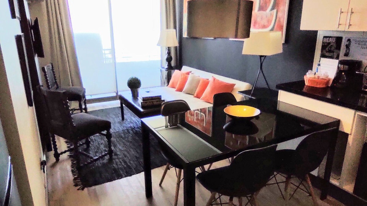 Las Rejas Apartment | A2 Nice, Cozy, Stylish, 2D2B, Subway front door