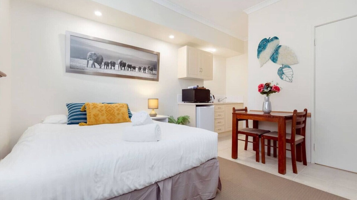 Connolly Apartment | A8 - Enjoy a romantic weekend at cozy studio apt.