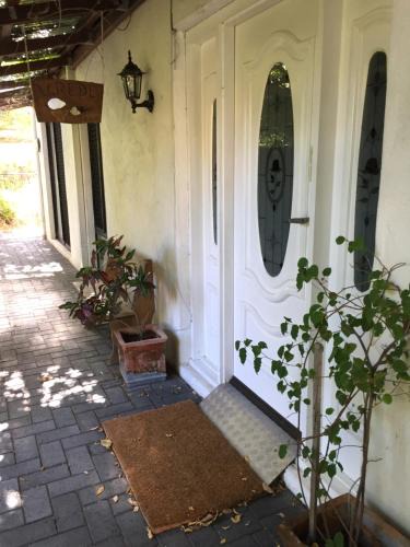 Ascot Bed & Breakfast | Aarn House B&B Airport Accommodation