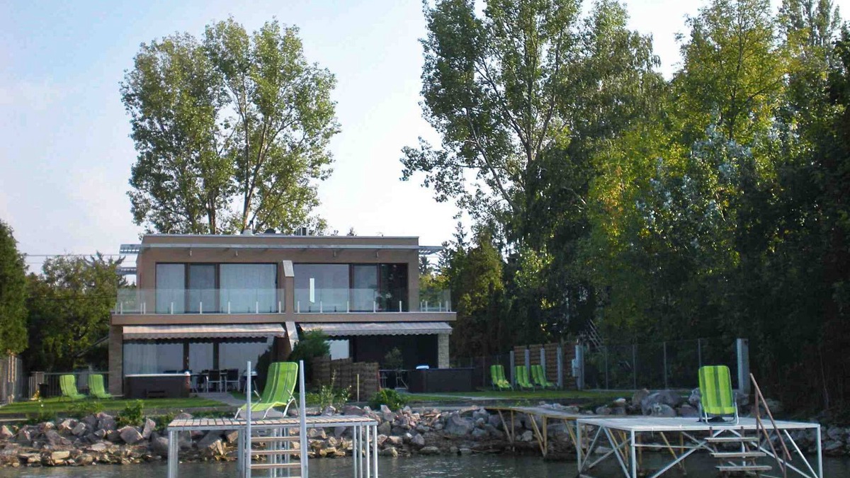 Balatonszarszo House | ABA SEE HOUSE 2 right on the shore