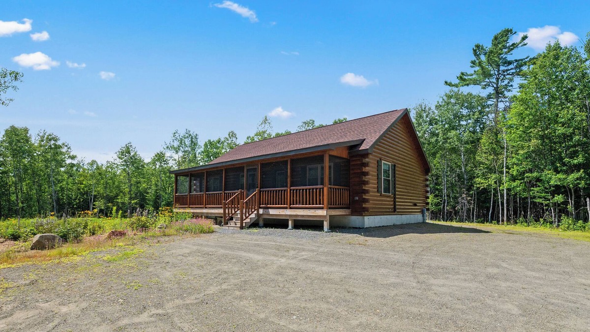 Rangeley Cabin | Abazi Lodge - New log cabin right off Quimby Pond Road!
