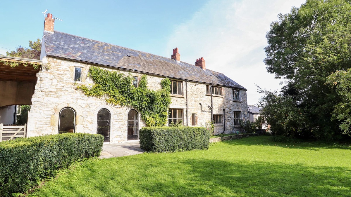 Denbigh Cottage | ABBEY COTTAGE, pet friendly, character holiday cottage in Denbigh