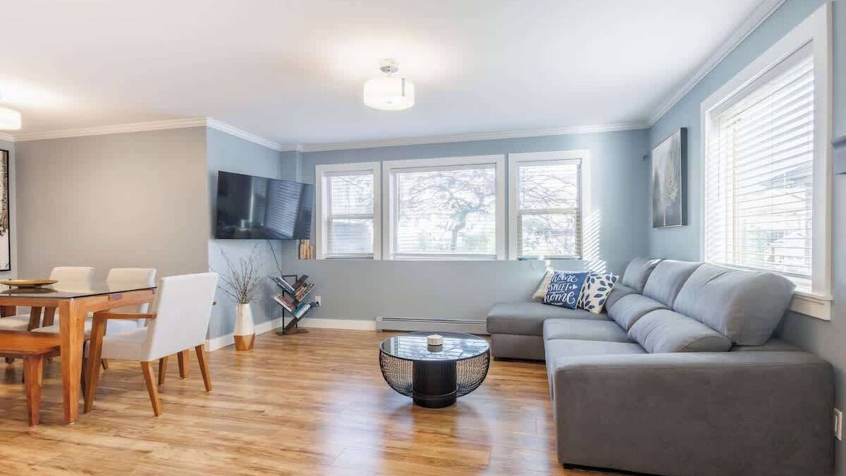 Townline Hill House | ~Abbotsford 2BR Home: Relaxing, Stylish & Homey