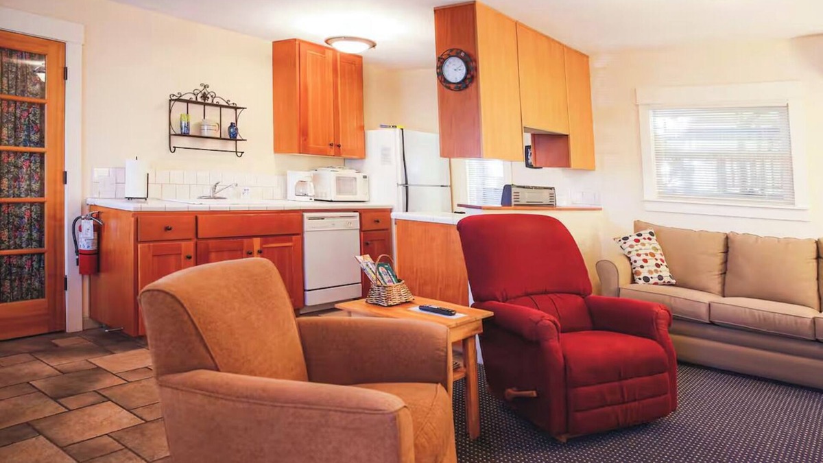 Ashland Cottage | Abbott's Cottages- The Heron. One bedroom cottage just two blocks to downtown