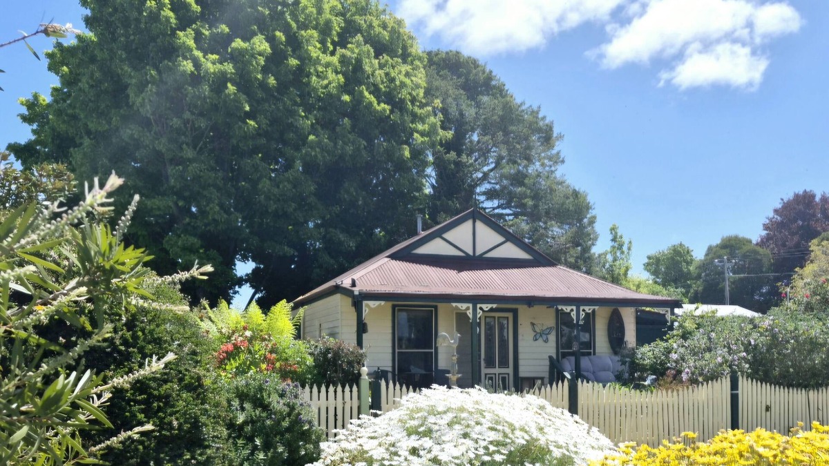 Daylesford Cottage | Abelia Cottage of Daylesford Botanical