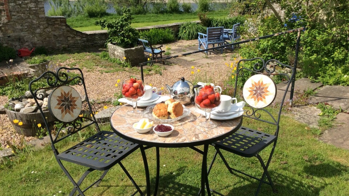 Glasbury House | Aberllynfi Riverside Guesthouse