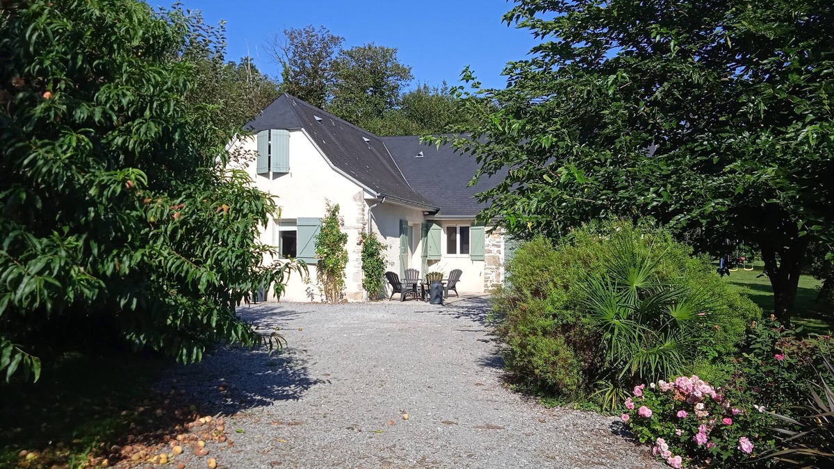 Ogeu-Les-Bains House | Abérou house - At the edge of the wood