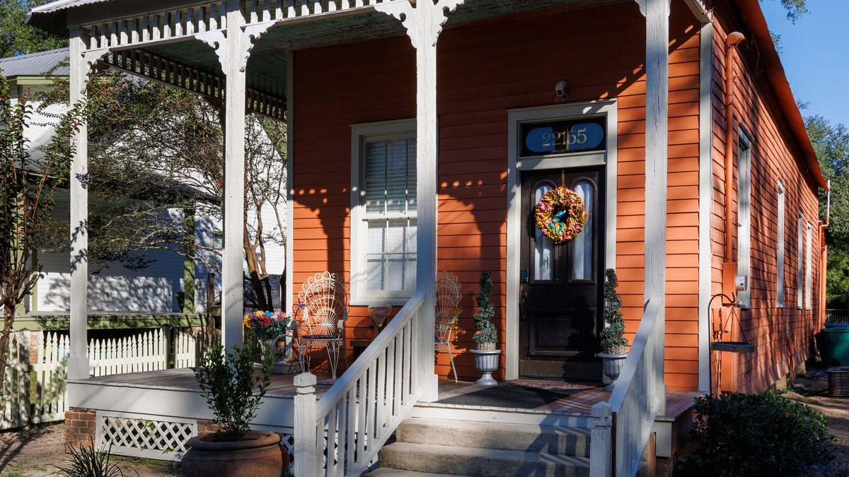 Abita Springs Cottage | Abita Historic House - fun place to visit for a retreat full on relaxation.