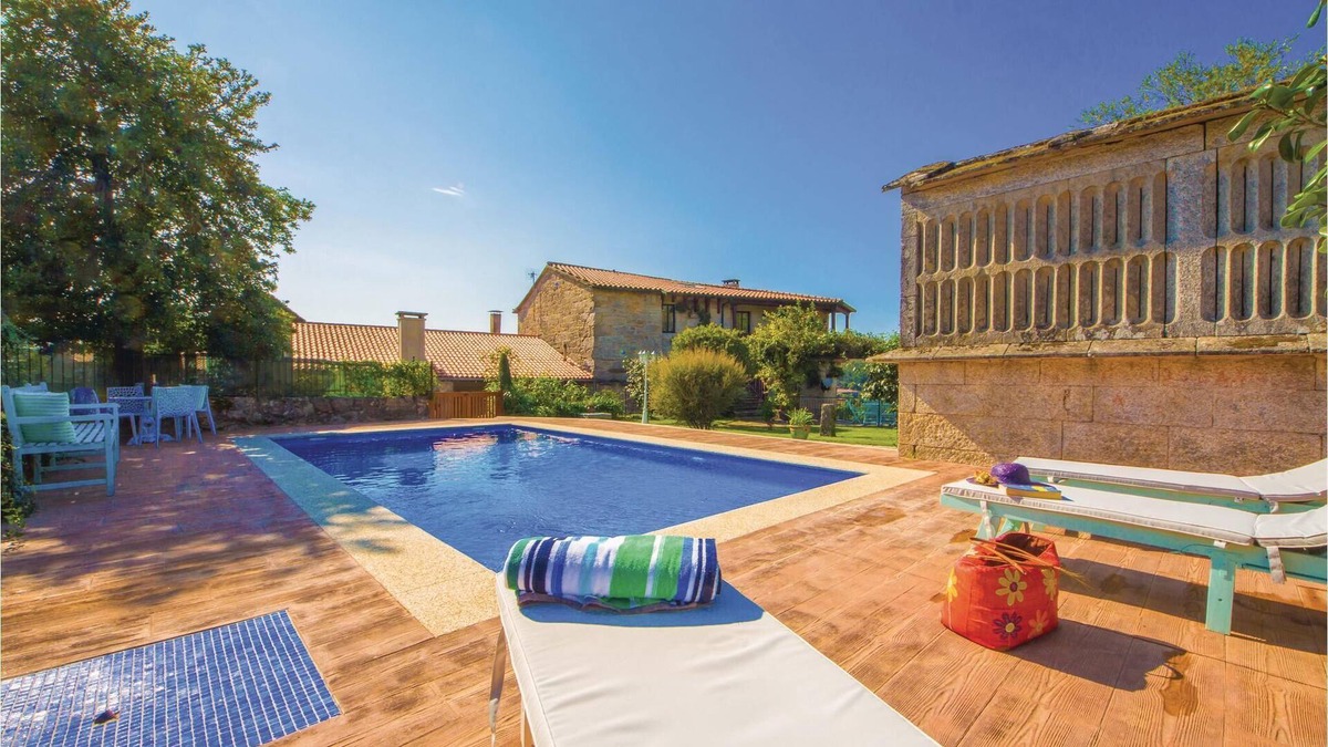 Cerdedo House | About 20 kilometers from the Ría de Pontevedra, this stone vacation home has been restored to offer