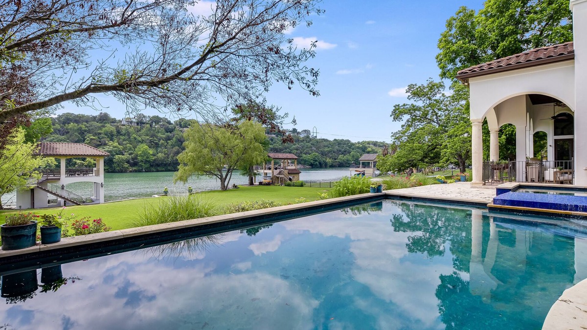 Rio Robles House | Above Autograph I New Remodel | Lakefront Lake Austin | Pool&Spa | Theater
