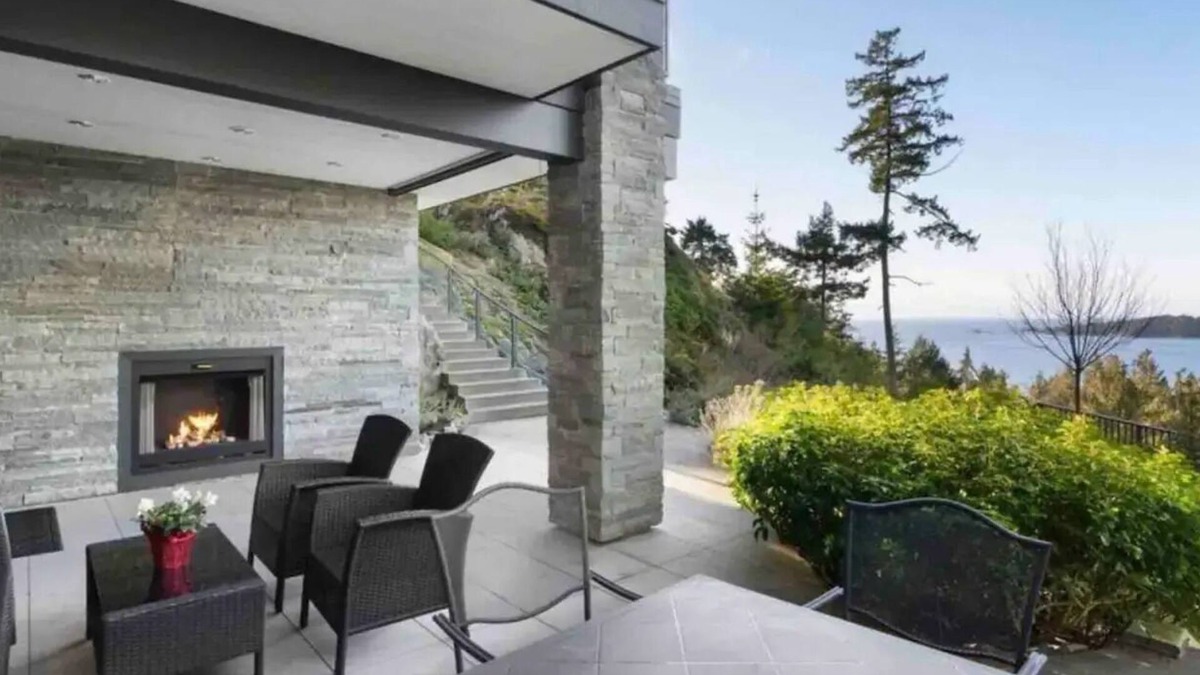 Bowen Island House | Above Bowen Bay Beach: An Ocean View Paradise