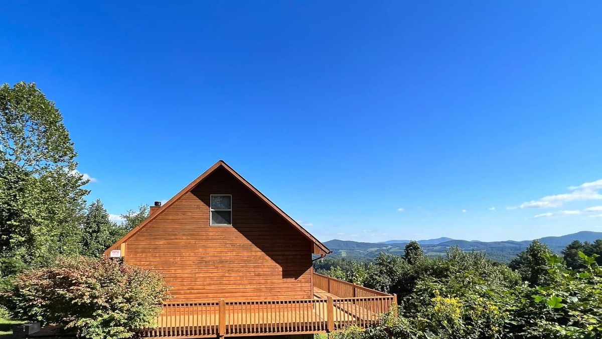 Grassy Creek Cabin | Above It All Available Labor Day Weekend!